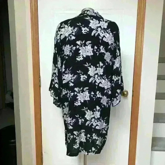 NWOT Spiritual Gangster Maya Kimono Black White  Floral - Picture 9 of 9